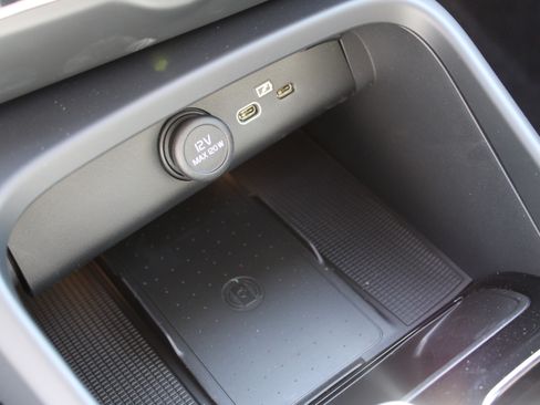 New 2025 Volvo XC40 B5 Plus w/ Protection Package Premier image 27