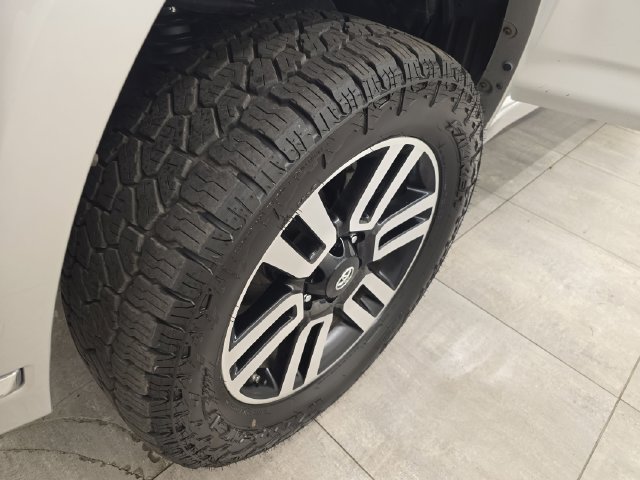 Used 2018 Toyota 4Runner Limited AWD/4WD image 38