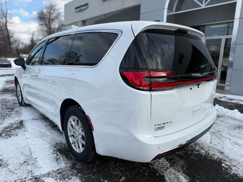 New 2026 Chrysler Pacifica Select image 10