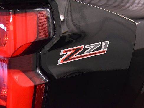 Used 2025 Chevrolet Colorado Z71 image 12