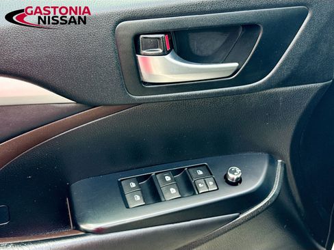 Used 2019 Toyota Highlander XLE FWD image 23