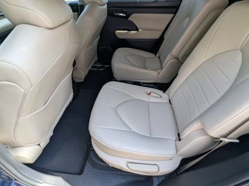 Used 2023 Toyota Highlander XLE FWD image 18