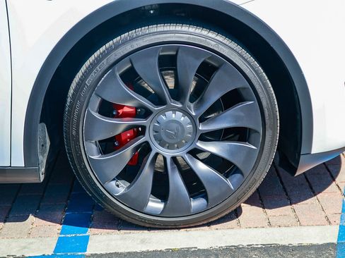 Used 2024 Tesla Model Y Performance AWD/4WD image 9