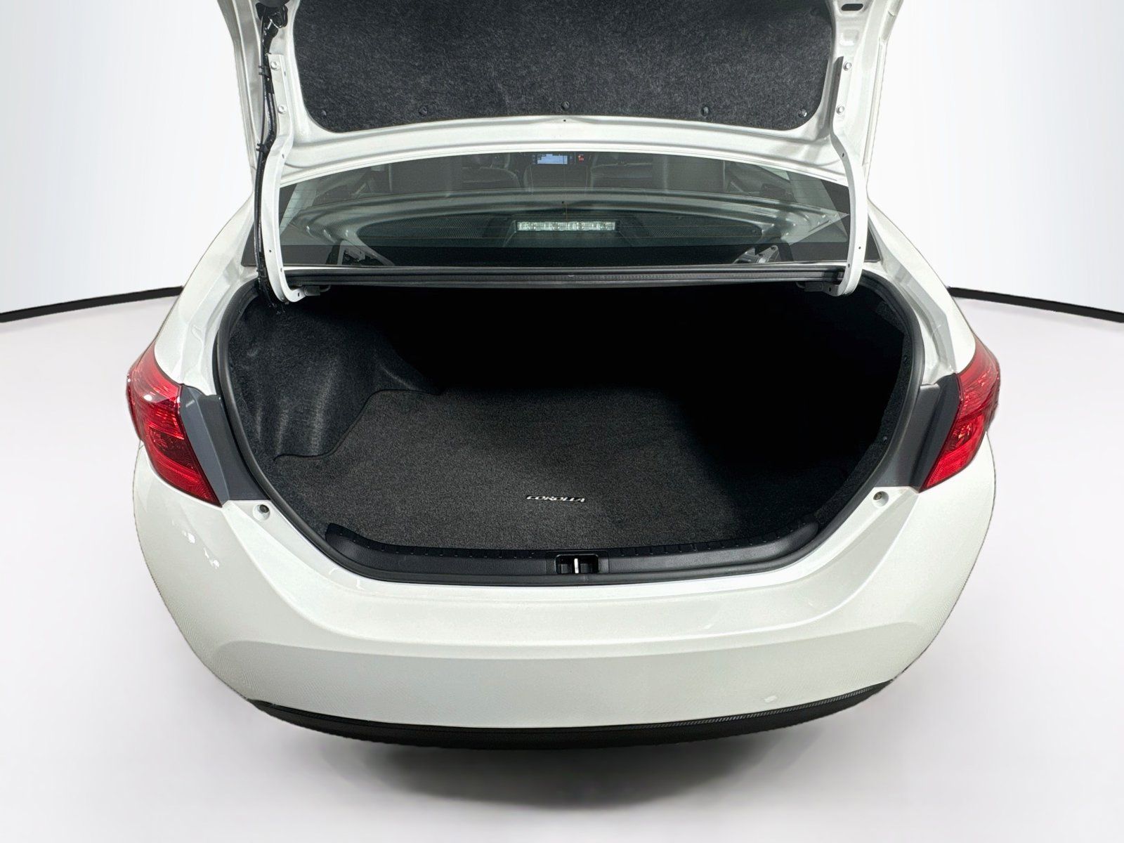 Used 2019 Toyota Corolla XLE w/ Carpet Mat Package (TMS) FWD image 26
