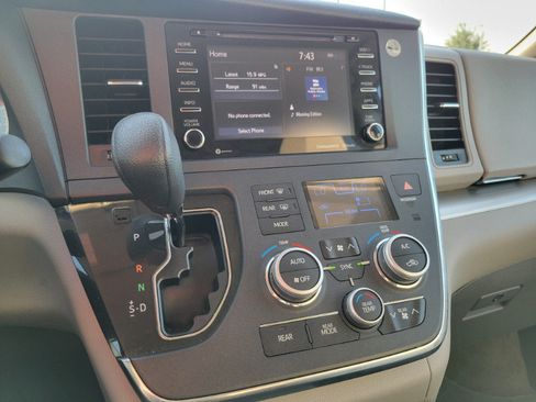 Used 2018 Toyota Sienna LE w/ Carpet Mat Package FWD image 35