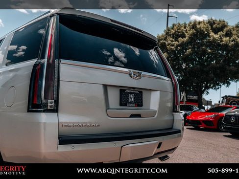Used 2016 Cadillac Escalade Luxury AWD/4WD image 14