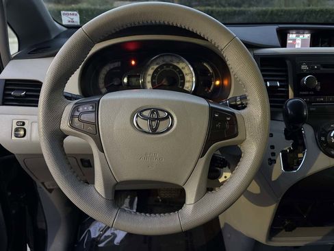 Used 2013 Toyota Sienna SE image 16