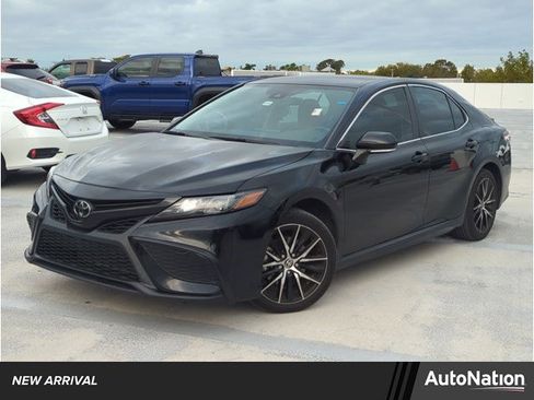 Used 2024 Toyota Camry SE image 1