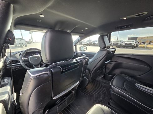 Used 2021 Chrysler Pacifica Limited w/ Uconnect Theater Family Group image 28