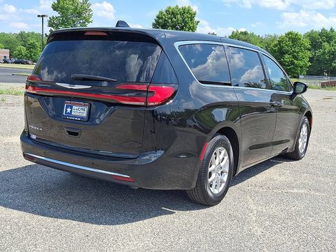Used 2025 Chrysler Pacifica Select FWD image 11