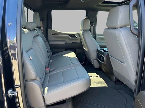 Used 2022 GMC Sierra 1500 SLT w/ SLT Premium Plus Package AWD/4WD image 17