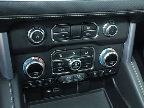 Used 2023 GMC Yukon SLT image 16