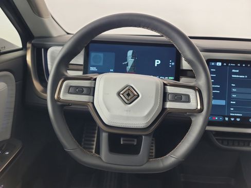 Used 2025 Rivian R1S Premium image 28