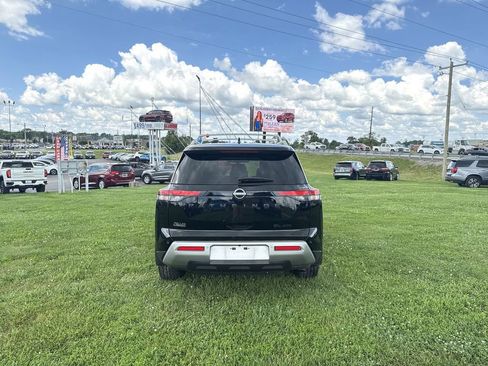 Used 2024 Nissan Pathfinder SL w/ Black Appearance Package AWD/4WD image 19