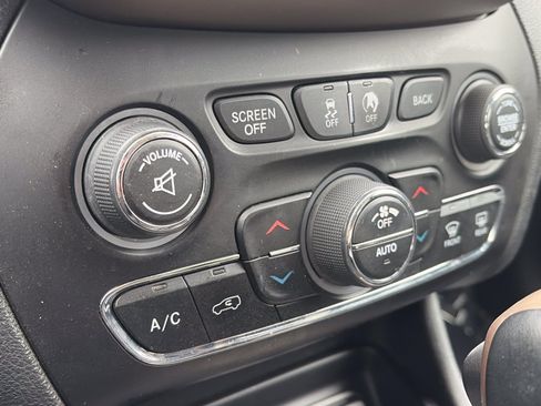 Used 2017 Jeep Cherokee Limited AWD/4WD image 24