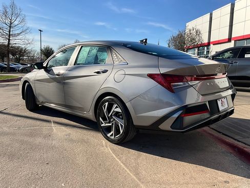 Used 2025 Hyundai Elantra Limited image 8