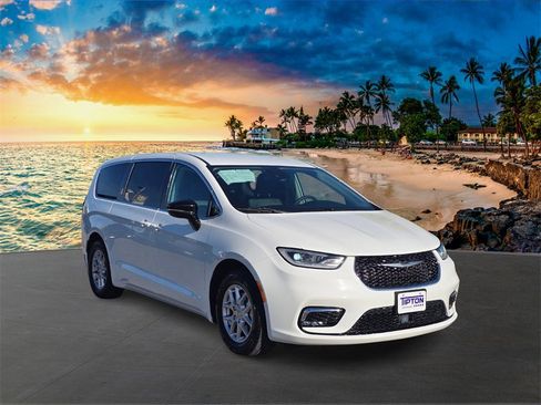 Used 2024 Chrysler Pacifica Touring-L image 3