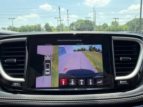 Used 2023 Chrysler Pacifica Touring-L AWD/4WD image 18