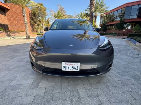Used 2024 Tesla Model Y Long Range RWD image 2