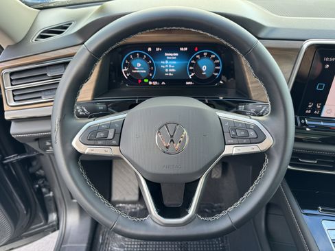 Used 2025 Volkswagen Atlas SE image 20