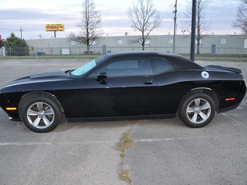 Used 2019 Dodge Challenger SXT image 2