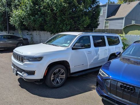 Used 2023 Jeep Wagoneer L Series II AWD/4WD image 2