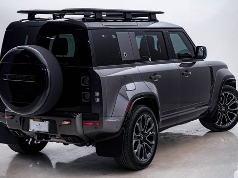 Used 2025 Land Rover Defender 110 image 10