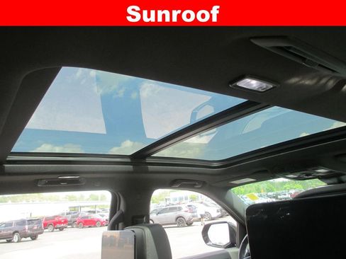 Used 2025 Chevrolet Suburban High Country AWD/4WD image 16