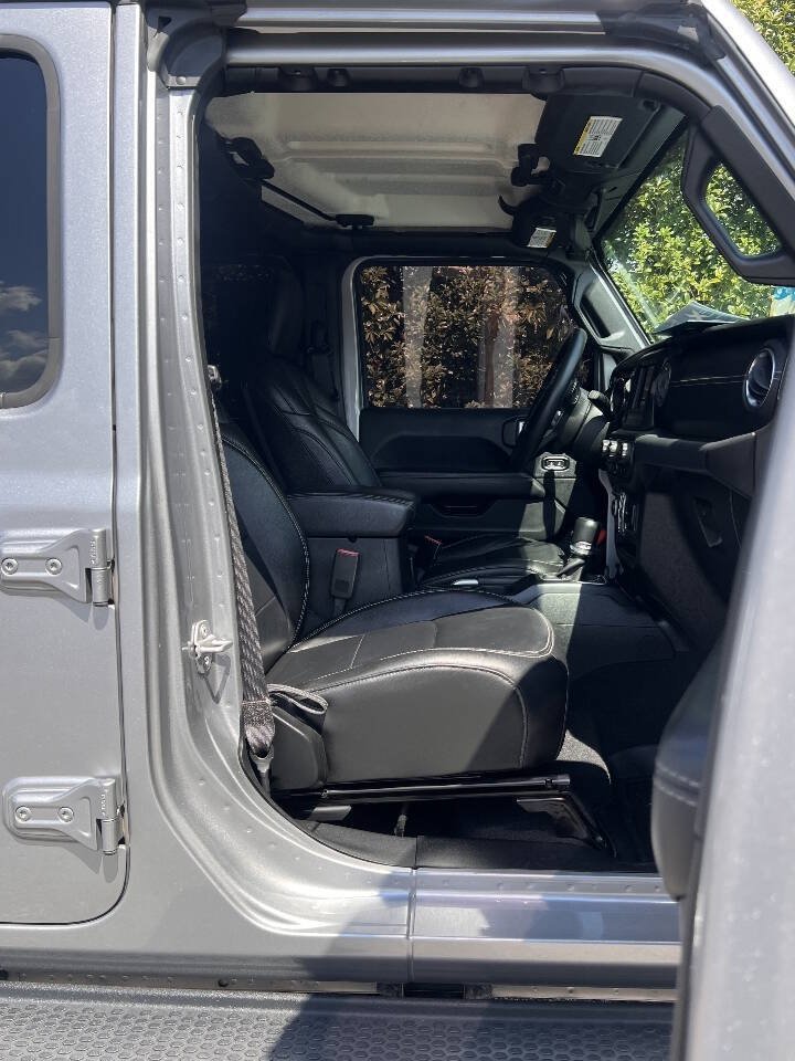 Used 2018 Jeep Wrangler Unlimited Sahara AWD/4WD image 17
