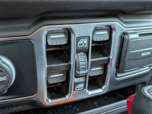 Used 2024 Jeep Wrangler Sahara image 22