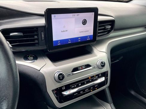 Used 2021 Ford Explorer XLT image 11