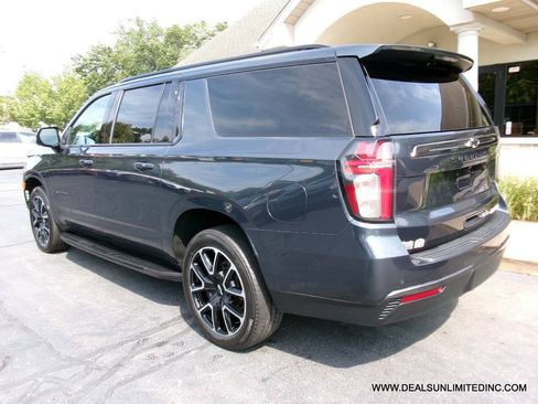 Used 2021 Chevrolet Suburban RST w/ Luxury Package AWD/4WD image 4