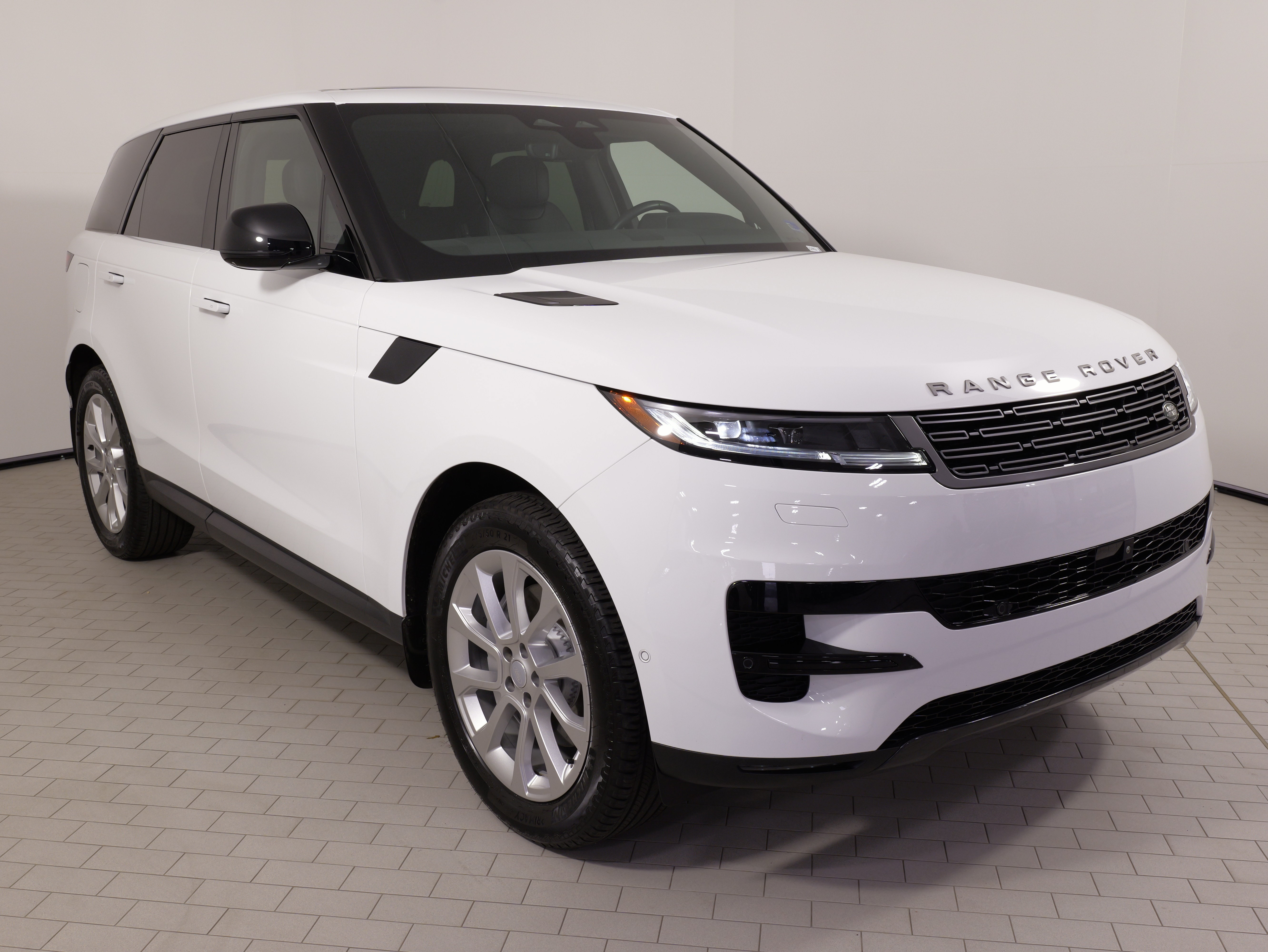 Used 2024 Land Rover Range Rover Sport SE AWD/4WD image 6