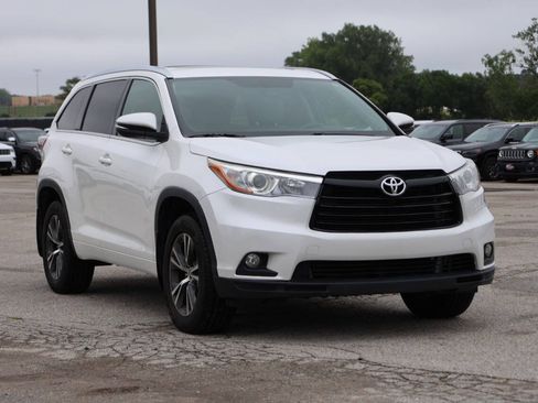 Used 2016 Toyota Highlander XLE AWD/4WD image 4
