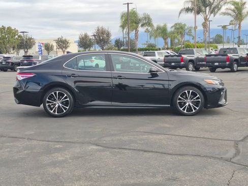 Used 2020 Toyota Camry SE image 4
