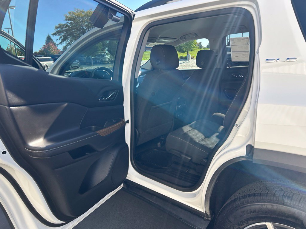 Used 2023 GMC Acadia SLE w/ Driver Convenience Package FWD image 18