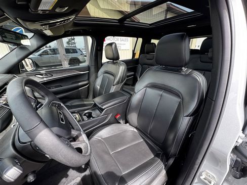 Used 2024 Jeep Grand Cherokee L Limited w/ Luxury Tech Group II AWD/4WD image 3
