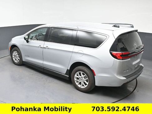 Used 2024 Chrysler Pacifica Touring-L FWD image 15
