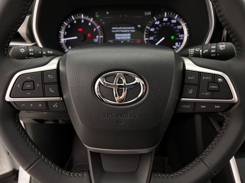Used 2026 Toyota Highlander XLE image 17