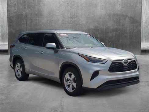 Used 2022 Toyota Highlander L FWD image 3