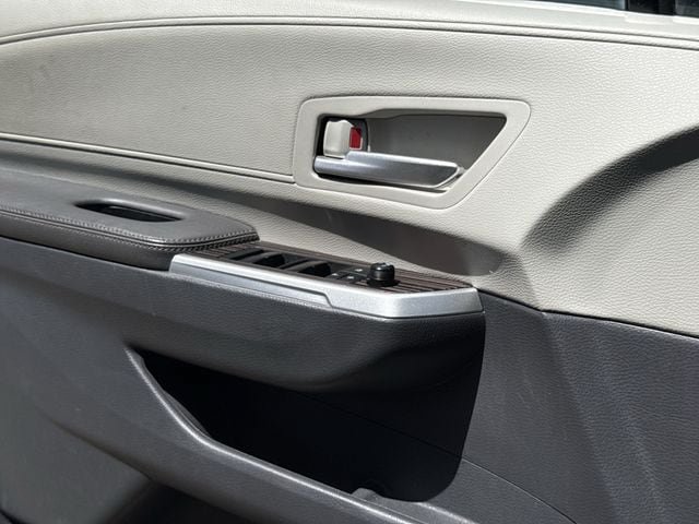 Used 2024 Toyota Sienna XLE FWD image 24