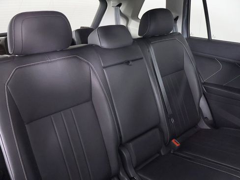 Used 2023 Volkswagen Tiguan SE w/ Panoramic Sunroof Package FWD image 34