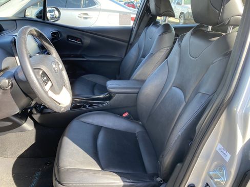 Used 2017 Toyota Prius Prime Premium w/ Preferred Accessory Package FWD image 11