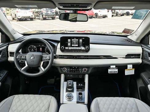 New 2025 Mitsubishi Outlander SEL image 13