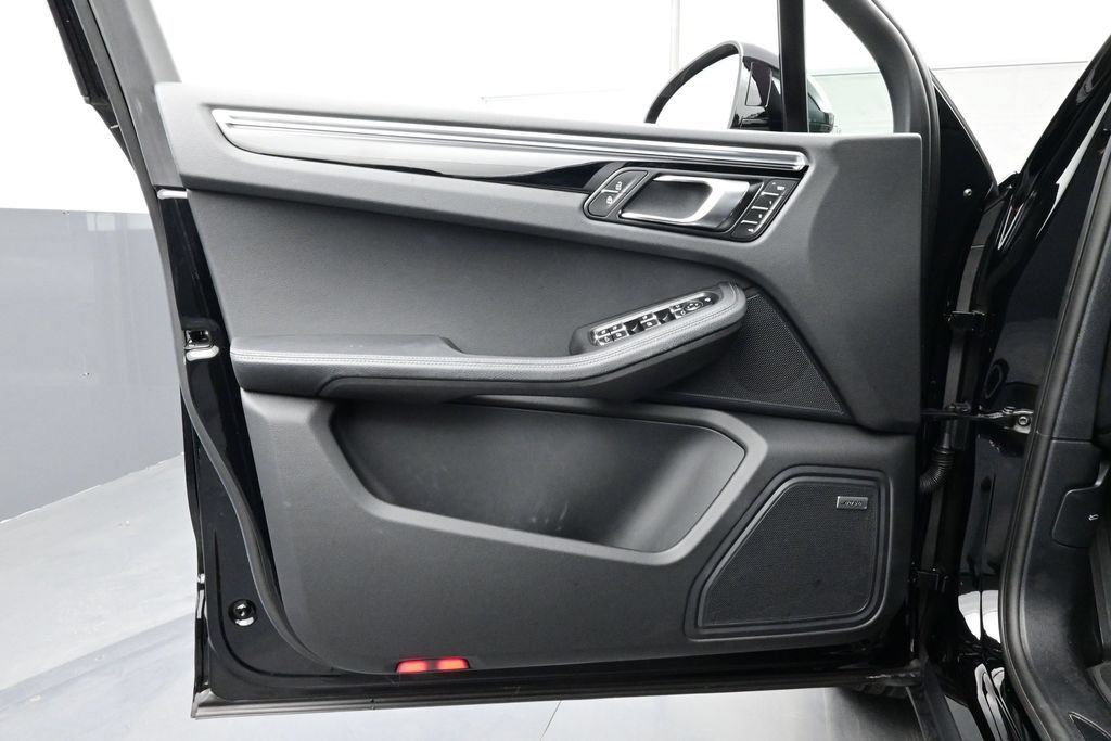 Certified 2025 Porsche Macan AWD/4WD image 7