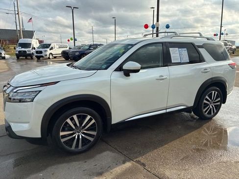 Used 2024 Nissan Pathfinder Platinum w/ Cargo Package image 3