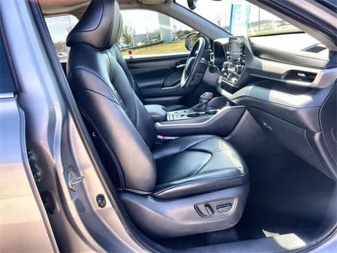 Used 2020 Toyota Highlander XLE image 12