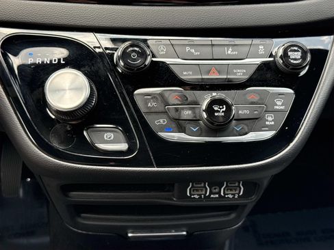 Used 2025 Chrysler Pacifica Select FWD image 11