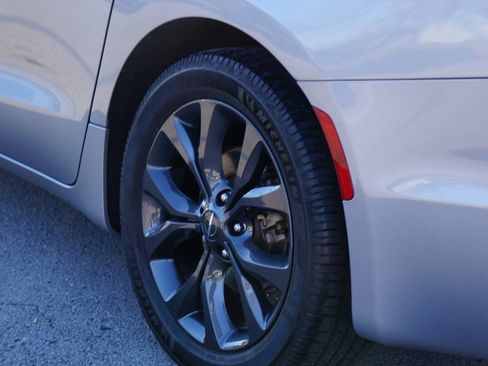 Used 2020 Chrysler Pacifica Touring-L w/ S Appearance Package image 8