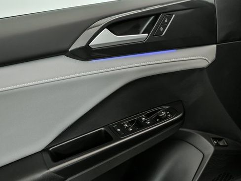 Certified 2022 Volkswagen Taos SEL w/ Panoramic Sunroof Package image 9